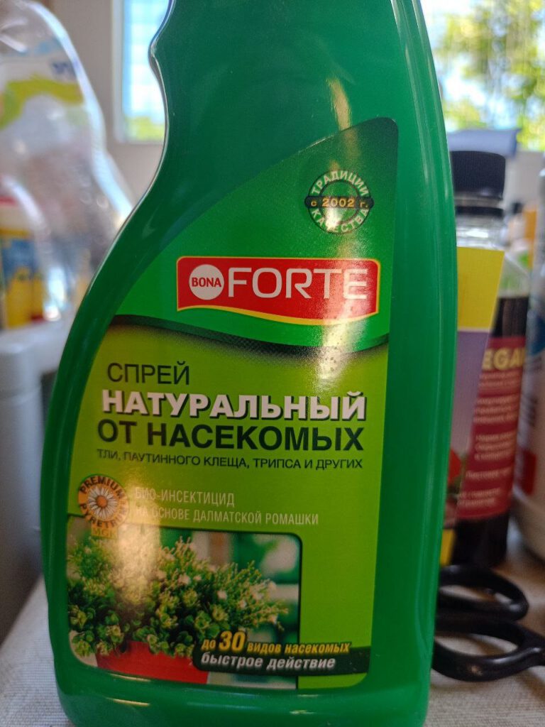 Зелёный флакон-спрей биоинсектицида от насекомых на подоконнике среди средств для растений